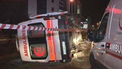 Ambulans kontrolden çıkarak devrildi: 2 yaralı