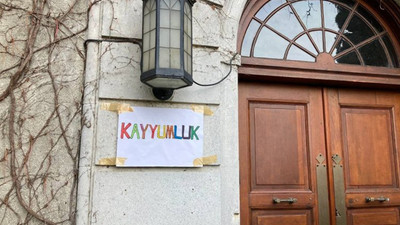 Boğaziçi Üniversitesi öğrencileri rektörlük binasının ismini 'kayyumluk' olarak değiştirdi