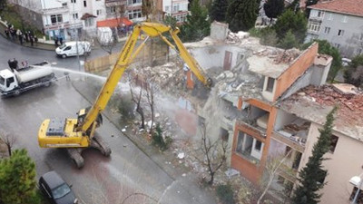 Depremde hasar gören 9 bina yıkıldı