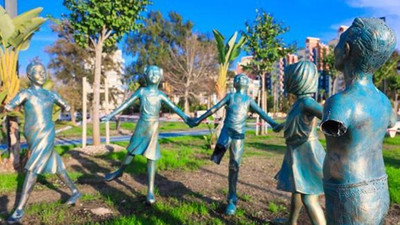 El ele tutuşan çocuk heykellerine saldırdılar