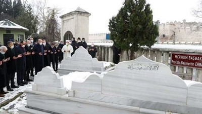 Erdoğan, Erbakan'ın mezarını ziyaret etti