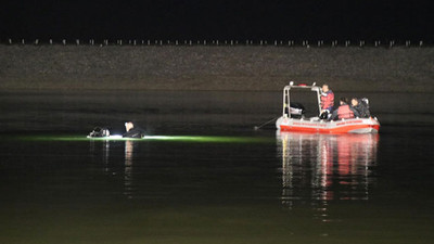 İçerisinde 5 kişinin bulunduğu otomobil gölete uçtu