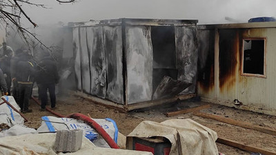 İşçilerin kaldığı 8 konteyner yanarak küle döndü