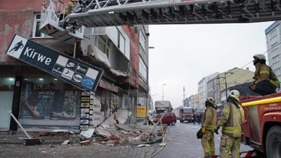 İstanbul'da 5 katlı binanın balkonu çöktü