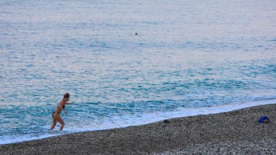 Kısıtlamadan muaf turistler Ocak ayında denize girdi