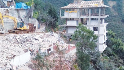 Köylüler evsiz kaldı: Başka köye göçe zorluyorlar