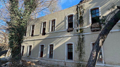 Tarihi binada duvar kırıcı ile yapılan çalışmayı İBB durdurdu