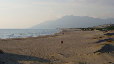 AKP'li yöneticilerin Patara'dan binlerce kamyon kum çaldığı iddia edildi