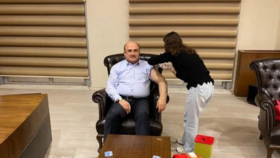 AKP’li başkan makamında aşı oldu; Vali hastanede sırasını bekledi