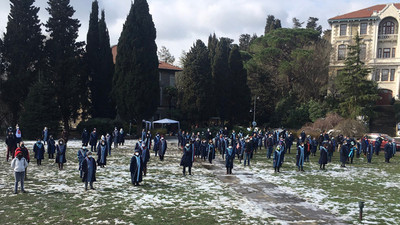 Boğaziçi TV, yayınına akademisyenlerin nöbet eylemiyle başladı