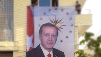Esnaf ekmek peşinde, belediye Erdoğan posteri: 30 adet Erdoğan posterini de kapsayan promosyon ürünleri için 2.7 milyon liralık sözleşme imzalandı