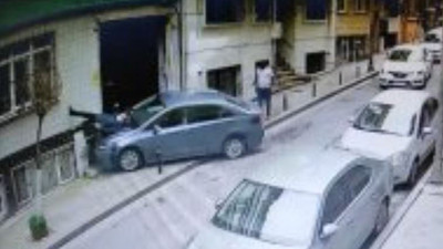 Fren yerine gaza basan sürücü, yaşlı adama çarptı