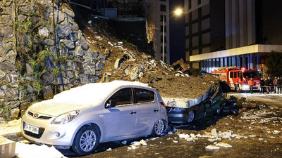 Kağıthane'de istinat duvarı çöktü:  4 araç altında kaldı