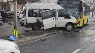 Sancaktepe'de İETT otobüsüyle servis minibüsü çarpıştı
