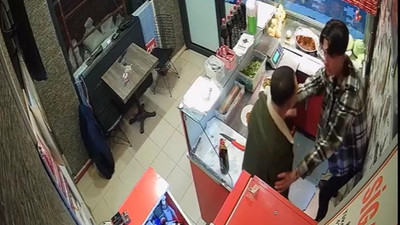 Sipariş verdiği çiğ köfte istediği gibi gelmeyince çalışanı darp etti