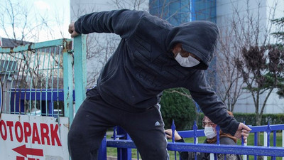 Vergi borcu ödemek için demir kapının üzerinden atladılar