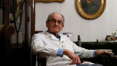 97 yaşındaki doktor her gün koronavirüsüyle savaşıyor