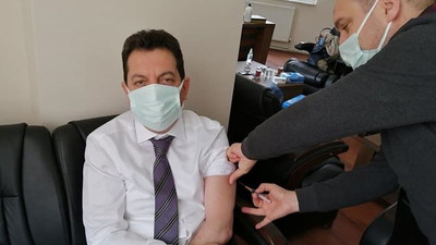 AKP'li başkana aşı ayrıcalığı: Başhekim makamında yaptı