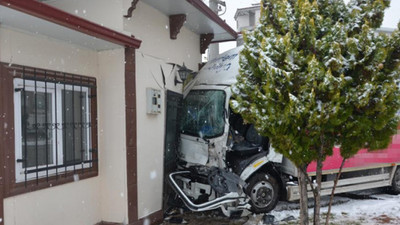 Aksaray'da çarpışan kamyonetlerden biri muhtarlığa girdi: 4 yaralı