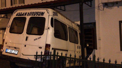 Alkollü sürücü minibüsle camiye girdi