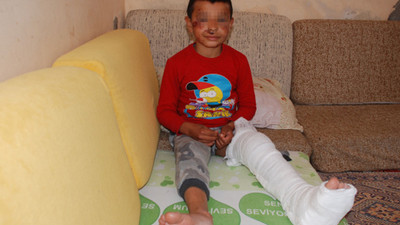 Arabanın altında kaldı, ölümden kıl payı kurtuldu