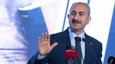 Bakan Gül'den hakim ve savcılara uyarı: Mesafe koymanız gereken münasebetler var