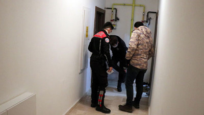 Barışmayı kabul etmeyen kız arkadaşının evinin kapısının önünde kendini vurdu