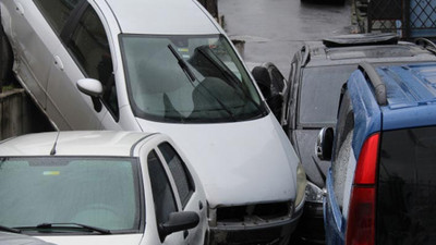 Beylikdüzü'nde kazaya karışan otomobil otoparktaki araçların üstüne uçtu