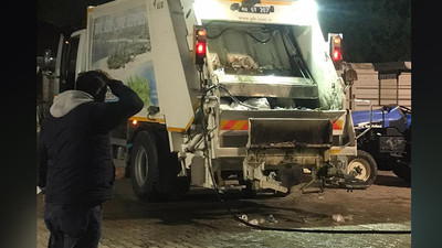 Çöp kamyonunda patlayan madde işçinin yüzünü yaktı