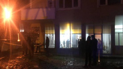 Evinin önüne park ettiği aracında bileklerini kesti