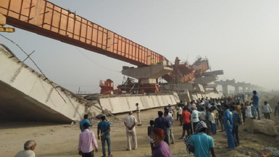 Hindistan'da üst geçit faciası: 4 yaralı