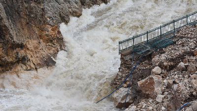 Konya’da dereler taştı yol çöktü