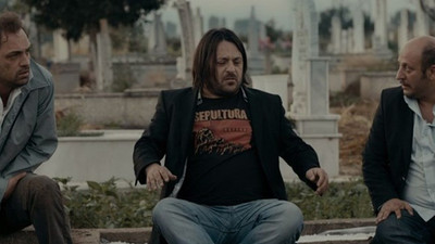 Oyuncu Luran Ahmeti koronavirüse yenildi