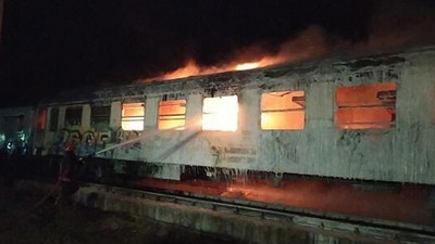 Sakarya'da TCDD'nin hurdaya ayırdığı iki vagon yandı