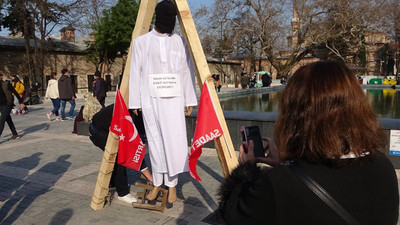 Şehir merkezinde temsili idam... Dar ağacı kurdular
