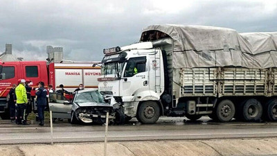 Soma'da refüjü aşıp karşı şeride geçen otomobil, kamyonla çarpıştı: 4 ölü
