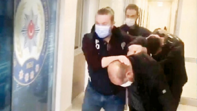 Akıllara durgunluk veren olay! İlaç yazdırmaya gelen hastasını 'torbacısı' yapmış