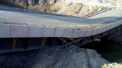 AKP'li belediyenin köprüsü açılmadan çöktü