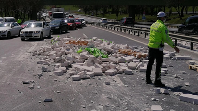 Bakırköy’de TIR’daki tuğlalar yola devrildi; trafik kilitlendi