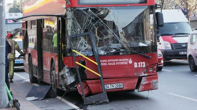 Beşiktaş’ta çift katlı İETT otobüsü kaza yaptı