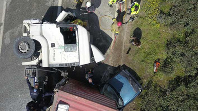 Bursa’da TIR faciası! Üzerine devrildiği araç alev alev yandı