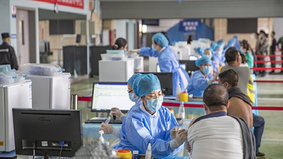 Çin'de öncelikli olarak 59 yaş altı çalışanlar aşılandı; vaka sayıları düştü