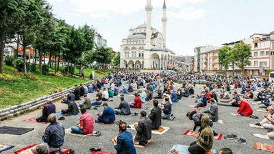 Cuma namazı camide kılınacak mı?