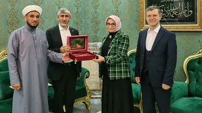 Devletin protokolü şeyhin huzurunda: El pençe divan...