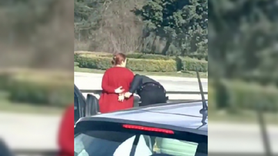 Hırsızlıktan aranan kadınlar uygulama noktasında yakalandı