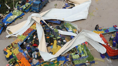 İzmir'de çatı, pazar yerinin üzerine düştü: Yaralılar var