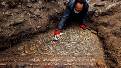 İzmir'de kaçak kazı sırasında 1500 yıllık mozaik bulundu