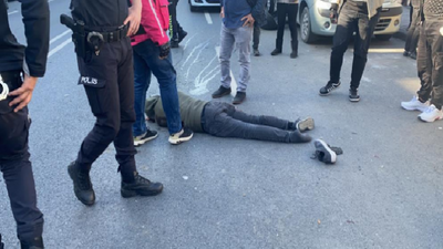 Kağıthane'de aracın çarptığı motosikletli genç ağır yaralandı