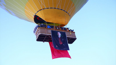 Kapadokya'da balonlar Türk bayrakları ve Atatürk posteri ile uçtu