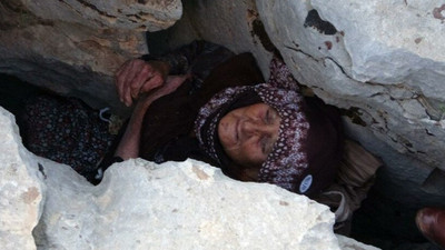 Kayalıklar arasında sıkışan yaşlı kadın hastanede hayatını kaybetti